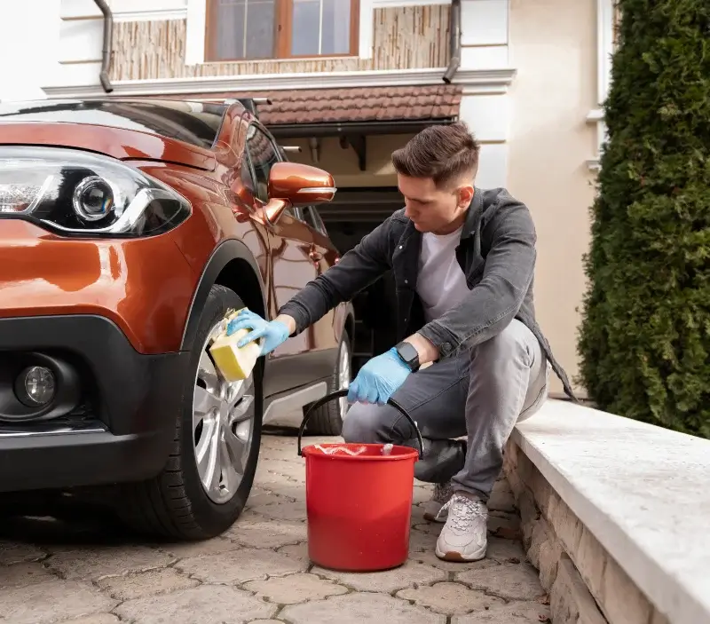 Lavage auto à domicile Gournay-en-Bray : professionnel intervenant sur un véhicule